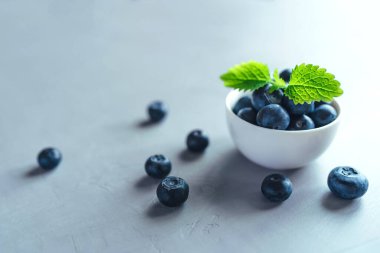 Beyaz kasede taze yaban mersini..