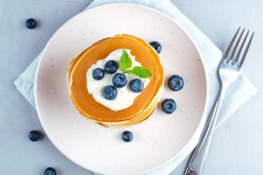 Bir yığın taze yaban mersinli krep..