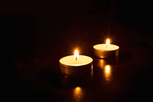 Dwie świece na czarnym tle. — Zdjęcie stockowe