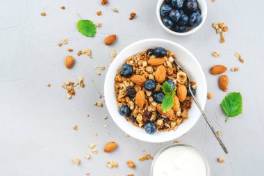 Yoğurt ve yaban mersinli fırında granola..