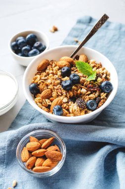 Yoğurt ve yaban mersinli fırında granola..