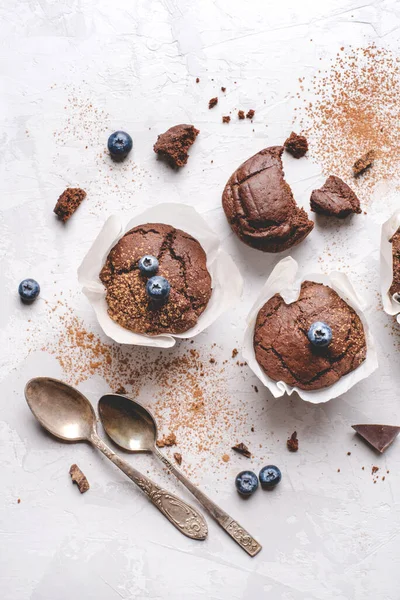 Muffins de chocolate fresco caseiro com bagas e pedaços de chocolate. — Fotografia de Stock