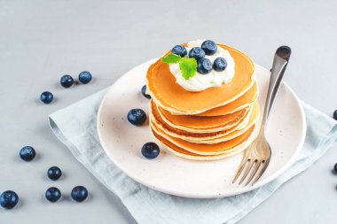 Bir yığın taze yaban mersinli krep..