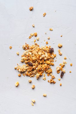 Gri arkaplanda müsli ya da granola.