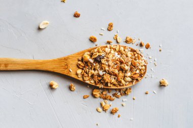 Gri arkaplanda müsli ya da granola.