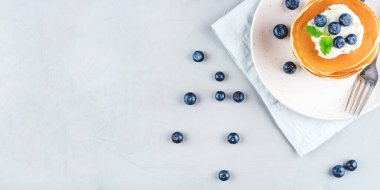 Bir yığın taze yaban mersinli krep..