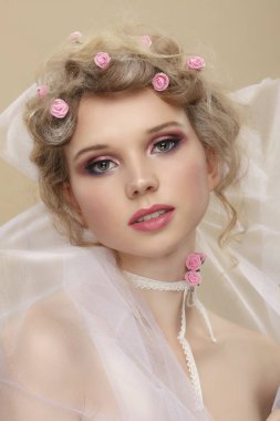 Bahar kadını. Renkli Çiçek Saç Tarzı ile Güzel Yaz mankeni kız. Başında çiçek açan güzel bayan. Doğa Saç Tarzı. Tatil Yaratıcı Moda Makyajı. Makyaj