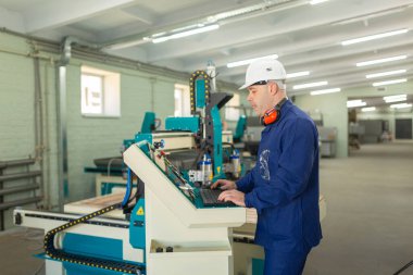 Hard Hat Modern Factory CNC makine operatörü. Başarılı, Modern Endüstriyel Çevrede Yakışıklı Adam. Duygular, Boşluğu Kopyala