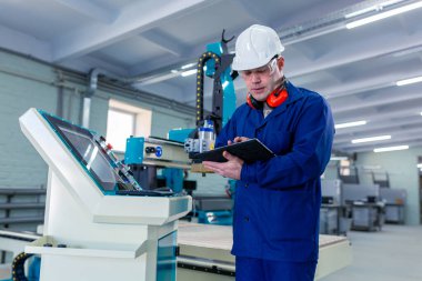 Hard Hat Modern Factory CNC makine operatörü. Başarılı, Modern Endüstriyel Çevrede Yakışıklı Adam. Duygular, Boşluğu Kopyala