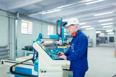 Hard Hat Modern Factory CNC makine operatörü. Başarılı, Modern Endüstriyel Çevrede Yakışıklı Adam. Duygular, Boşluğu Kopyala