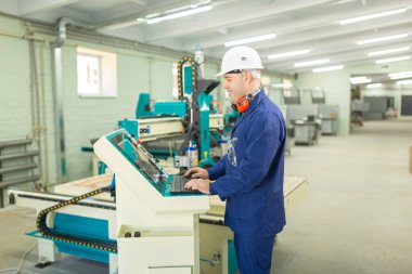 Hard Hat Modern Factory CNC makine operatörü. Başarılı, Modern Endüstriyel Çevrede Yakışıklı Adam. Duygular, Boşluğu Kopyala