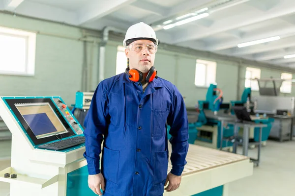 Pracownik Hard Hat Nowoczesny Operator Maszyn Cnc Factory Pomyślny Przystojny — Zdjęcie stockowe