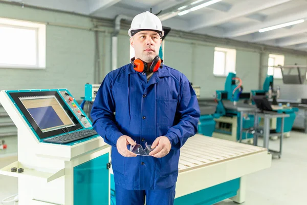 Pracownik Hard Hat Nowoczesny Operator Maszyn Cnc Factory Pomyślny Przystojny — Zdjęcie stockowe