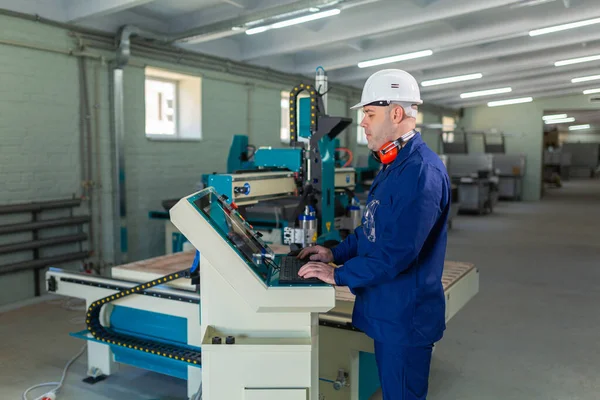 Pracownik Hard Hat Nowoczesny Operator Maszyn Cnc Factory Pomyślny Przystojny — Zdjęcie stockowe