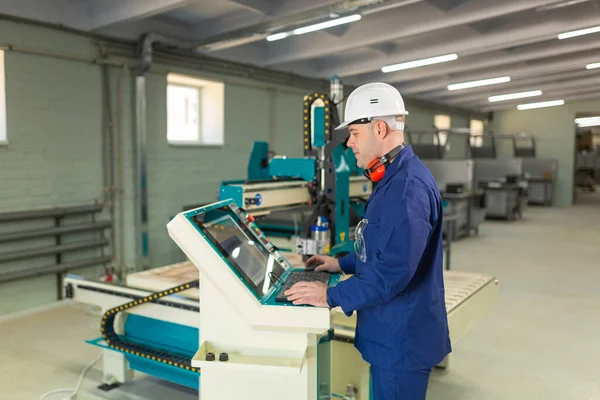 Pracownik Hard Hat Nowoczesny Operator Maszyn Cnc Factory Pomyślny Przystojny — Zdjęcie stockowe