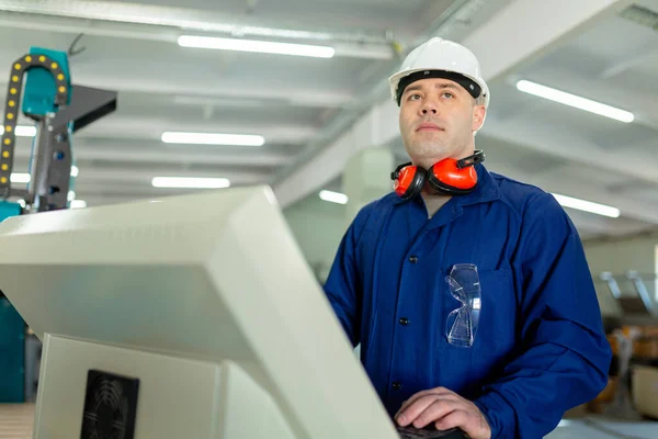 Pracownik Hard Hat Nowoczesny Operator Maszyn Cnc Factory Pomyślny Przystojny — Zdjęcie stockowe