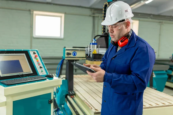 Pracownik Hard Hat Nowoczesny Operator Maszyn Cnc Factory Pomyślny Przystojny — Zdjęcie stockowe