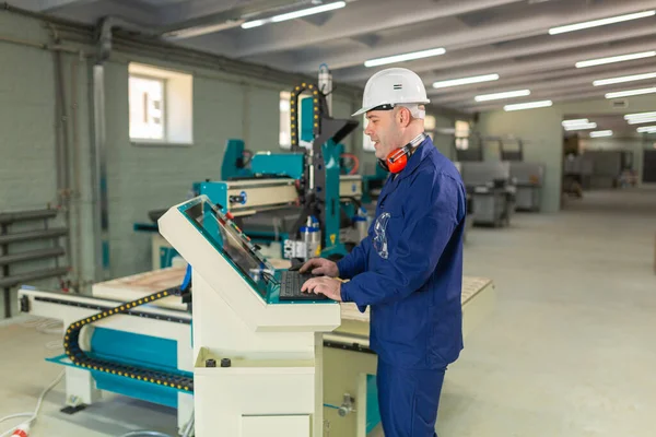 Pracownik Hard Hat Nowoczesny Operator Maszyn Cnc Factory Pomyślny Przystojny — Zdjęcie stockowe