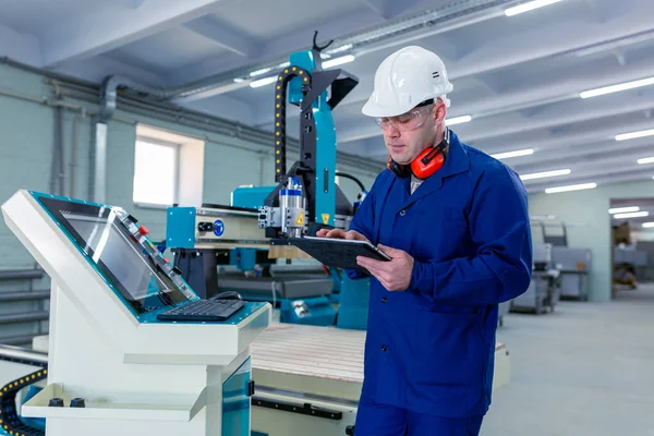 Pracownik Hard Hat Nowoczesny Operator Maszyn Cnc Factory Pomyślny Przystojny — Zdjęcie stockowe