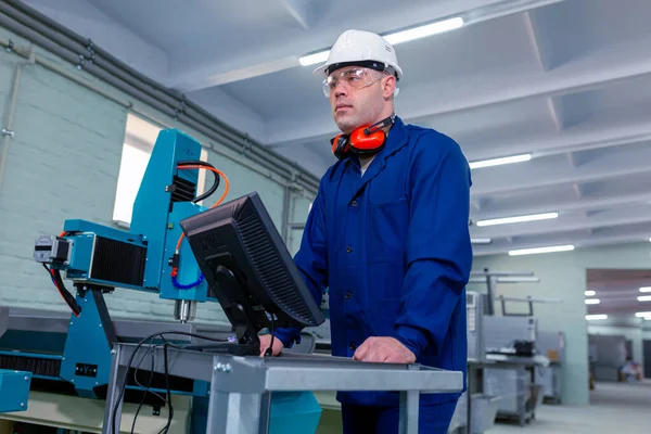 Pracownik Hard Hat Nowoczesny Operator Maszyn Cnc Factory Pomyślny Przystojny — Zdjęcie stockowe