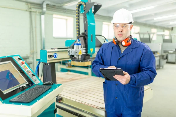 Pracownik Hard Hat Nowoczesny Operator Maszyn Cnc Factory Pomyślny Przystojny — Zdjęcie stockowe