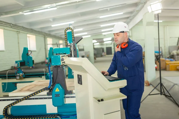 Pracownik Hard Hat Nowoczesny Operator Maszyn Cnc Factory Pomyślny Przystojny — Zdjęcie stockowe