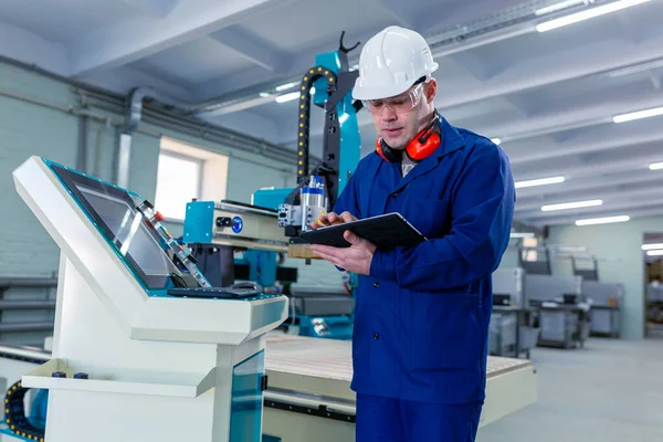 Pracownik Hard Hat Nowoczesny Operator Maszyn Cnc Factory Pomyślny Przystojny — Zdjęcie stockowe