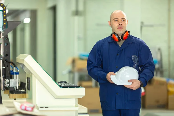 Pracownik Hard Hat Nowoczesny Operator Maszyn Cnc Factory Pomyślny Przystojny — Zdjęcie stockowe