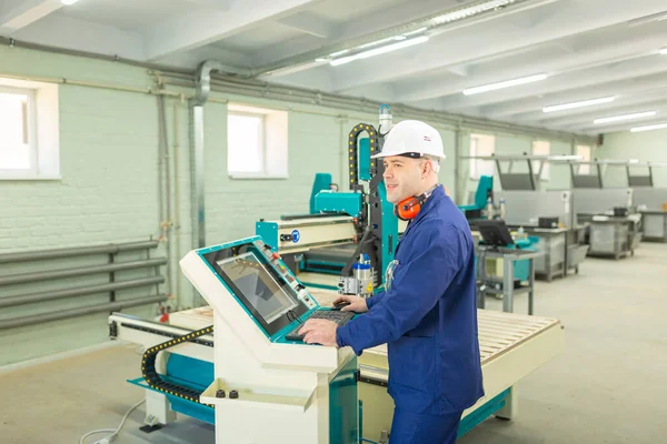 Pracownik Hard Hat Nowoczesny Operator Maszyn Cnc Factory Pomyślny Przystojny — Zdjęcie stockowe