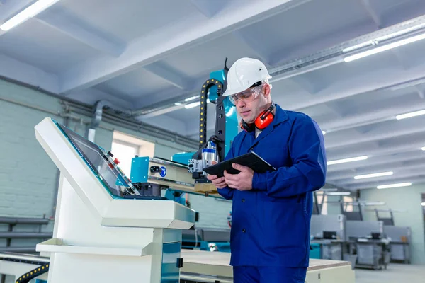 Pracownik Hard Hat Nowoczesny Operator Maszyn Cnc Factory Pomyślny Przystojny — Zdjęcie stockowe