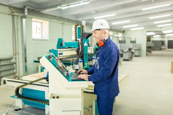 Pracownik Hard Hat Nowoczesny Operator Maszyn Cnc Factory Pomyślny Przystojny — Zdjęcie stockowe