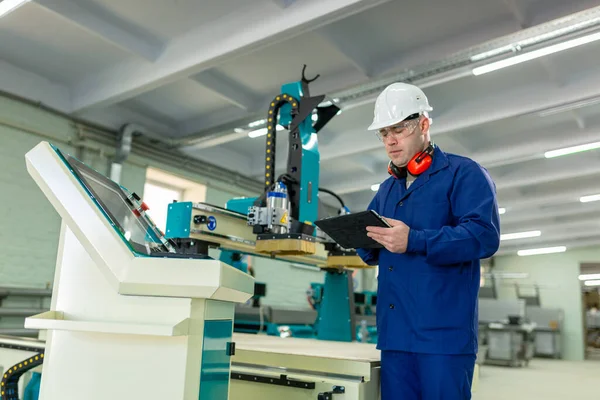 Pracownik Hard Hat Nowoczesny Operator Maszyn Cnc Factory Pomyślny Przystojny — Zdjęcie stockowe