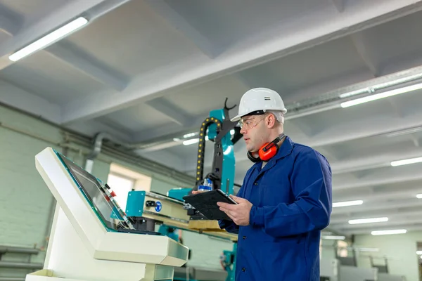 Pracownik Hard Hat Nowoczesny Operator Maszyn Cnc Factory Pomyślny Przystojny — Zdjęcie stockowe