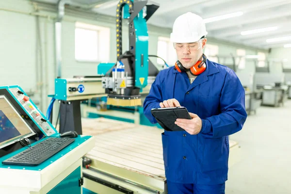 Pracownik Hard Hat Nowoczesny Operator Maszyn Cnc Factory Pomyślny Przystojny — Zdjęcie stockowe