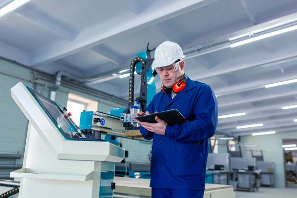 Pracownik Hard Hat Nowoczesny Operator Maszyn Cnc Factory Pomyślny Przystojny — Zdjęcie stockowe