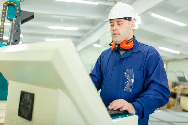 Pracownik Hard Hat Nowoczesny Operator Maszyn Cnc Factory Pomyślny Przystojny — Zdjęcie stockowe