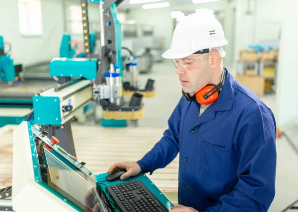 Pracownik Hard Hat Nowoczesny Operator Maszyn Cnc Factory Pomyślny Przystojny — Zdjęcie stockowe