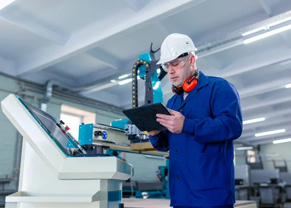 Pracownik Hard Hat Nowoczesny Operator Maszyn Cnc Factory Pomyślny Przystojny — Zdjęcie stockowe