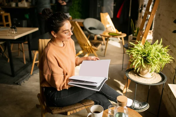 Retrato Una Joven Freelancer Usando Computadora Portátil Para Trabajo Distancia — Foto de Stock