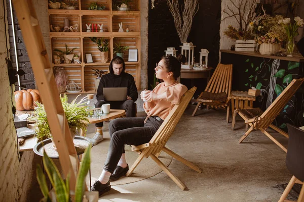 Uomo Attraente Donna Affascinante Sta Indicando Schermo Del Computer Portatile — Foto Stock