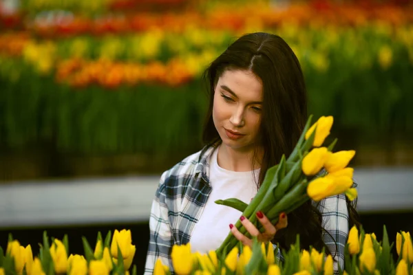 Chica Trabajadora Hermosa Joven Sonriente Con Tableta Trabajadora Con Flores —  Fotos de Stock