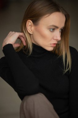 Çizgili pantolon ve siyah bluzlu moda kızı stüdyo arka planında, süpermodel pozu, fotokopi alanı