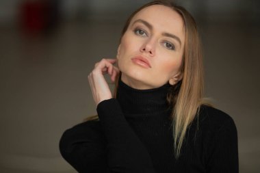 Çizgili pantolon ve siyah bluzlu moda kızı stüdyo arka planında, süpermodel pozu, fotokopi alanı