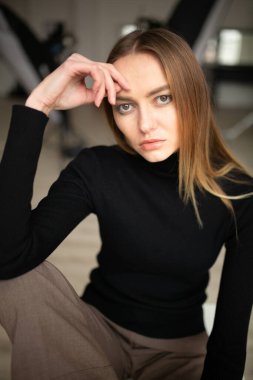 Çizgili pantolon ve siyah bluzlu moda kızı stüdyo arka planında, süpermodel pozu, fotokopi alanı