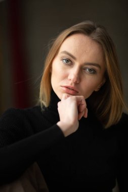 Çizgili pantolon ve siyah bluzlu moda kızı stüdyo arka planında, süpermodel pozu, fotokopi alanı