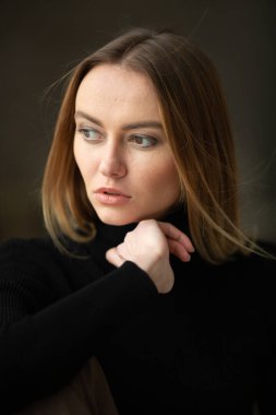 Çizgili pantolon ve siyah bluzlu moda kızı stüdyo arka planında, süpermodel pozu, fotokopi alanı