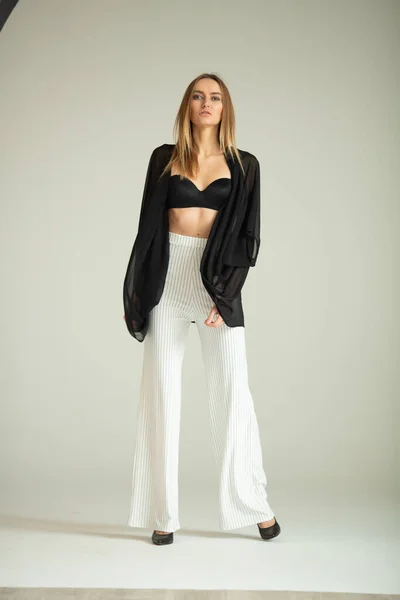 Moda Guardare Ragazza Pantaloni Con Strisce Top Nero Sfondo Studio — Foto Stock