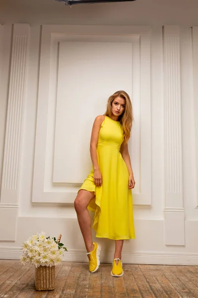 Νεαρή Όμορφη Ξανθιά Κοπέλα Κίτρινο Καλοκαιρινό Φόρεμα Και Κίτρινα Παπούτσια — Φωτογραφία Αρχείου