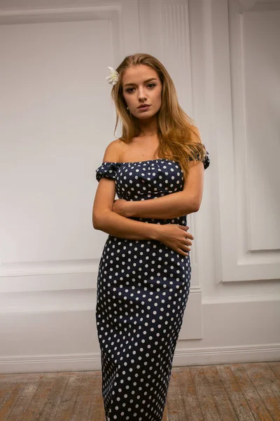 Ung Blond Flicka Vacker Aftonklänning Studio Bakgrund Med Blommor — Stockfoto