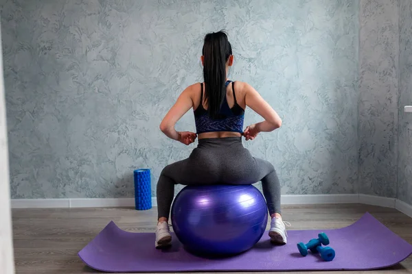 Junge Frau Sportoutfit Macht Fitnessgymnastik Mit Hantel Und Trinkt Ein — Stockfoto